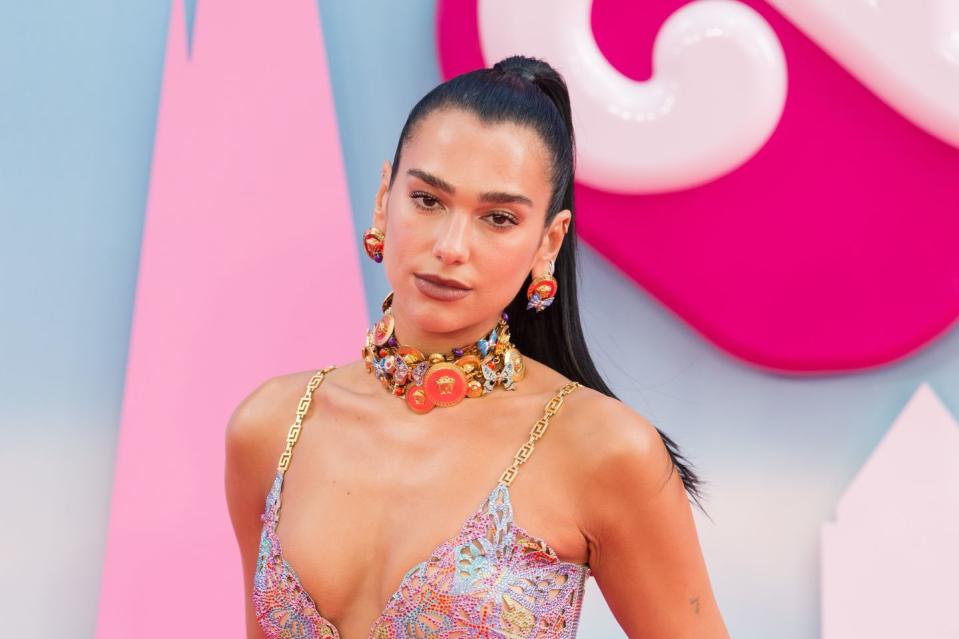 dua lipa posing for a photo on the red carpet of a premiere event
