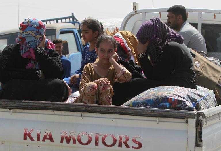 Ramadi residents who fled their homes as the Islamic State (IS) took over the city, travel to Baghdad on May 22, 2015