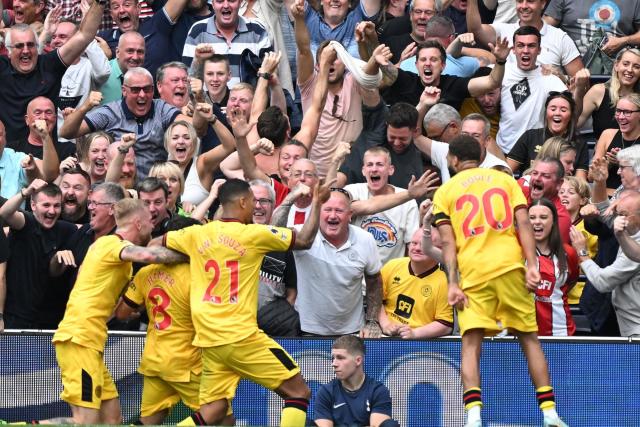 Tottenham fans pile in as Sheffield United manager and players