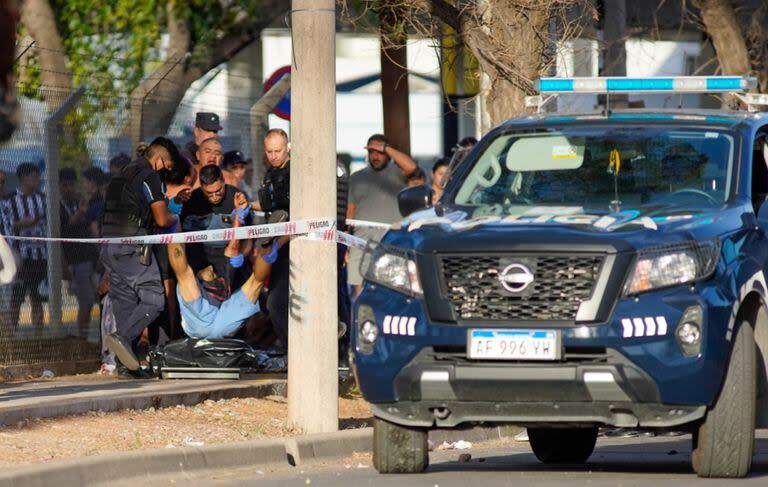 Un hincha murió antes del partido Gimnasia de Mendoza vs Def. De Belgrano, en un enfrentamiento entre barras.