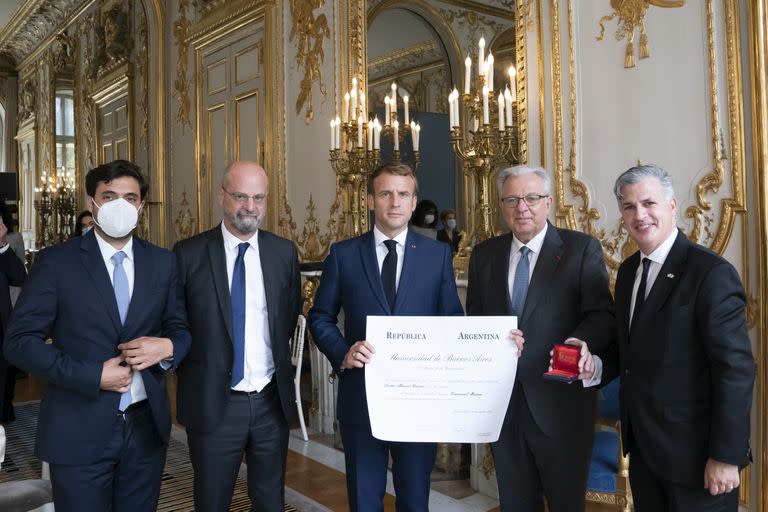 El rector de la UBA, Alberto Barbieri, entrega a Emmanuel Macron el diploma que lo distingue como doctor honoris causa