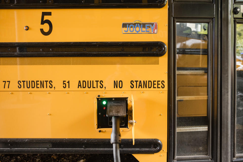 Una estación de carga para un autobús escolar eléctrico en South Burlington, Vermont, el 11 de septiembre de 2023. (Oliver Parini/The New York Times).