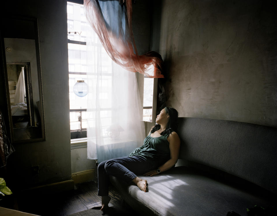 USA, New York State, New York City, Woman looking through window (Getty Images)