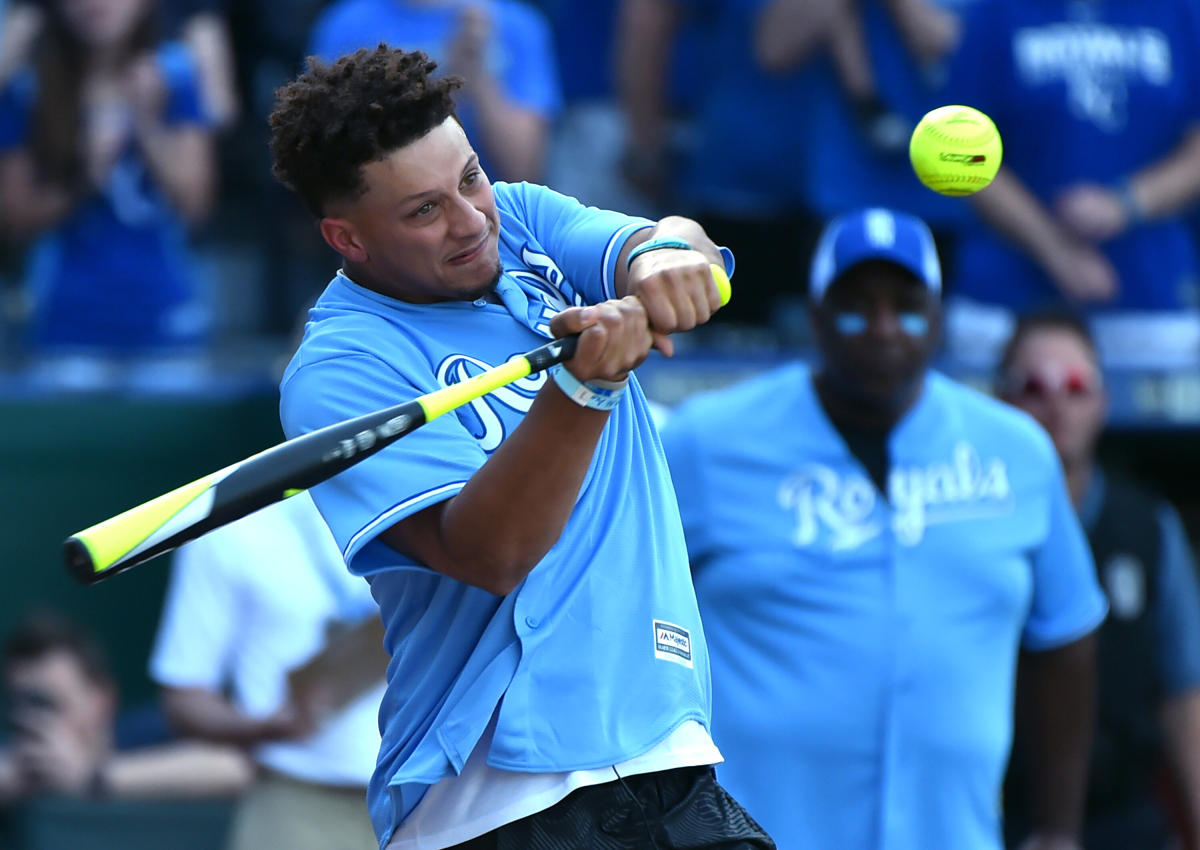 Patrick Mahomes shows off his skills on the basketball court 