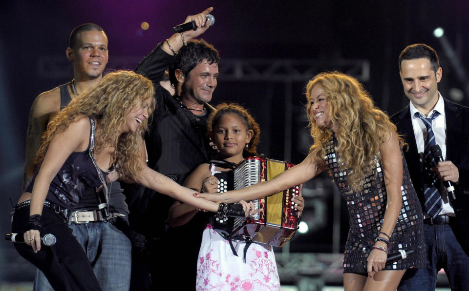 (L-R) Shakira from Colombia,  Rene of Calle 13 from Puerto Rico,  Alejandro Sanz from Spain, accordionist from Colombia, Jamie, Paulina Rubio from Mexico and Jorge Drexler from Uruguay perform during a charity ALAS concert heldin Buenos Aires on May 17, 2008. Shakira's ALAS foundation has gathered 21 other singers to perform in two simultaneous concerts on May 17, one in Mexico and the other in Argentina, in an effort to raise money to help improve the lives of improverished children in Latin America. AFP PHOTO / Juan MABROMATA