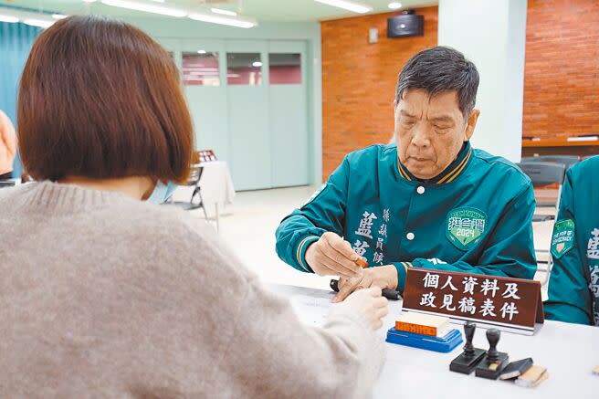 宜蘭縣員山鄉議員將補選，民進黨前員山鄉民代表藍萬義（右）2月29日前往選委會登記參選。（李忠一攝）