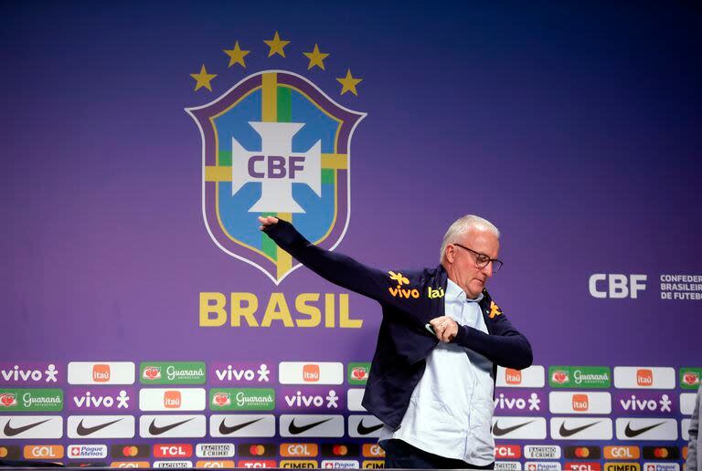 Dorival Junior, el nuevo técnico de la selección de Brasil, se coloca una camiseta del equipo nacional durante una rueda de prensa en Río de Janeiro