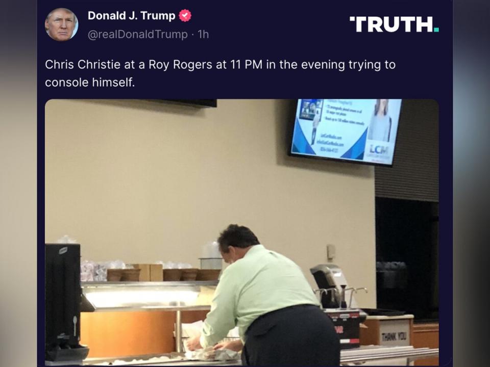 Donald Trumpp comparte una imagfen en Truth SOcial de un hombre inclinado sobre un buffet, con un mensaje insultante contra el exgobernador republicano de Nueva Jersey Chris Christie (Truth Social)