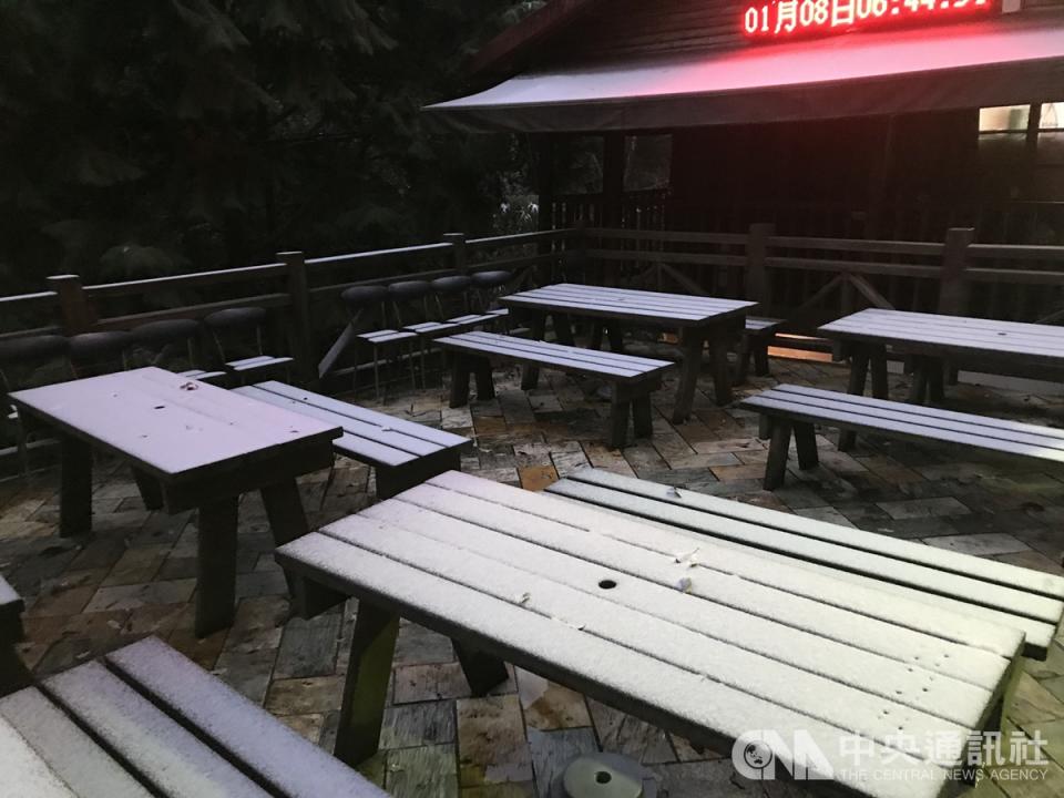 拉拉山8日凌晨降雪，巨木群步道內的桌椅被白色的雪霜覆蓋。（桃園市觀旅局提供）