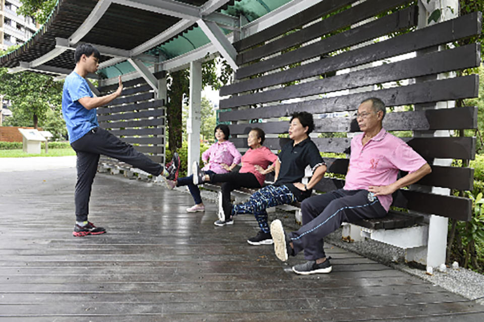 椅子式：坐在公園的座椅或石凳上，進行單腳抬腿伸膝動作，訓練腹部及下肢肌力。