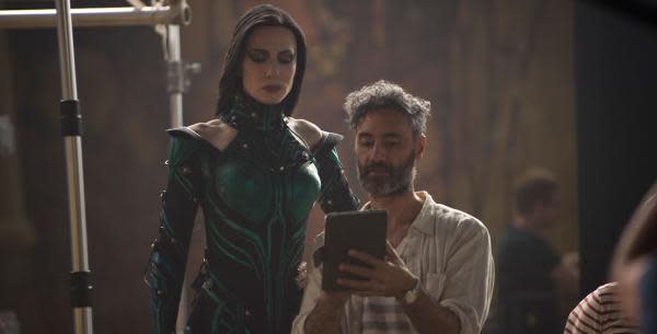 Cate Blanchett y Taika Waititi en el set de Thor: Ragnarok  (Fuente: D23)