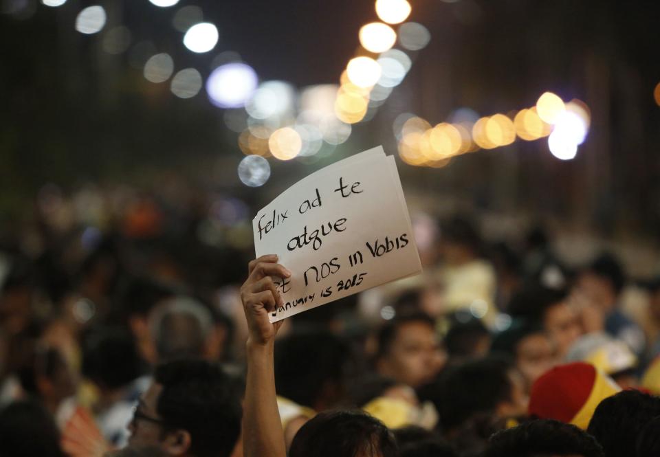 A Filipino well wisher holds up a message during Pope Francis' arrival for a state and pastoral visit in Manila