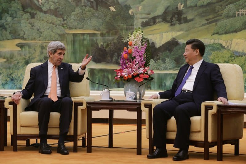 美國國務卿凱瑞（左）及中國主席習近平（右）（美聯社）