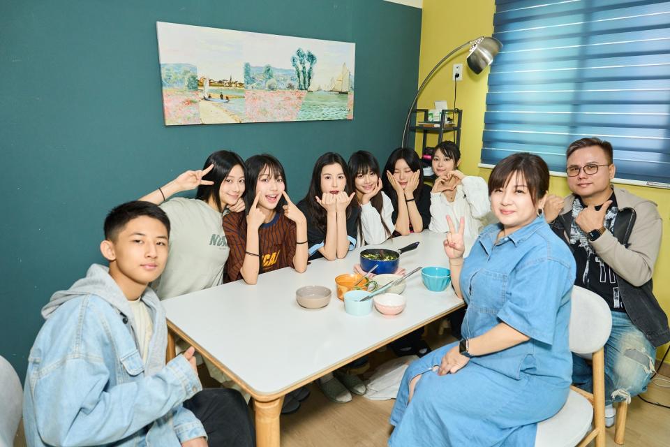 幻藍小熊成員毓（上排左三）將滿18歲，弟弟、媽媽、爸爸現身南韓宿舍給驚喜。（圖／天空娛樂）