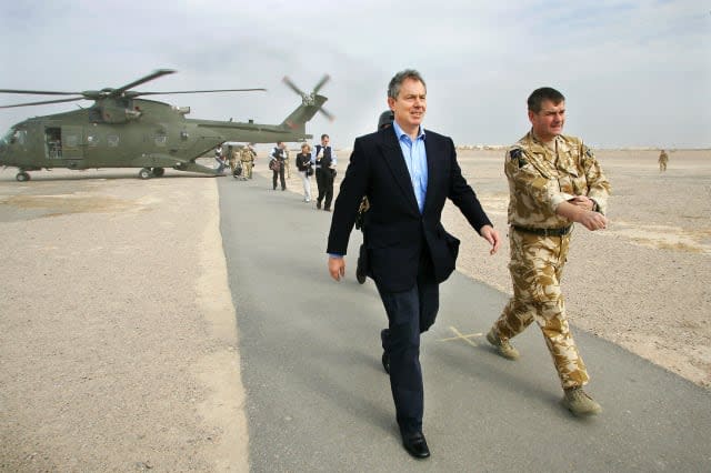 British Prime Minister Tony Blair (C) di