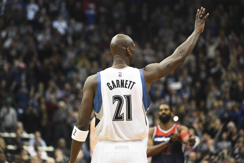 MSP18. MINNEAPOLIS (EEUU), 25/02/15.- El atacante de Minnesota Timberwolves Kevin Garnett saluda al público ante los Washington Wizards durante un partido de la NBA disputado hoy, miércoles 25 de febrero de 2015, en el Target Center en Minneapolis, Minnesota (EEUU). EFE/CRAIG LASSIG