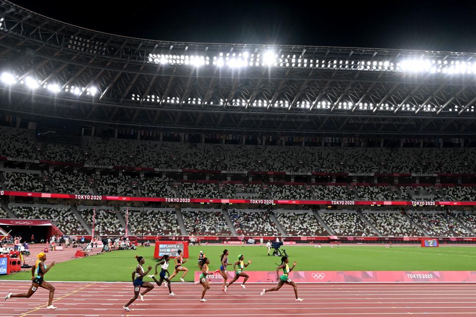 <p>TOPSHOT - Jamaica's Elaine Thompson-Herah (R) competes to win the women's 200m final during the Tokyo 2020 Olympic Games at the Olympic Stadium in Tokyo on August 3, 2021. (Photo by Charly TRIBALLEAU / AFP) (Photo by CHARLY TRIBALLEAU/AFP via Getty Images)</p> 