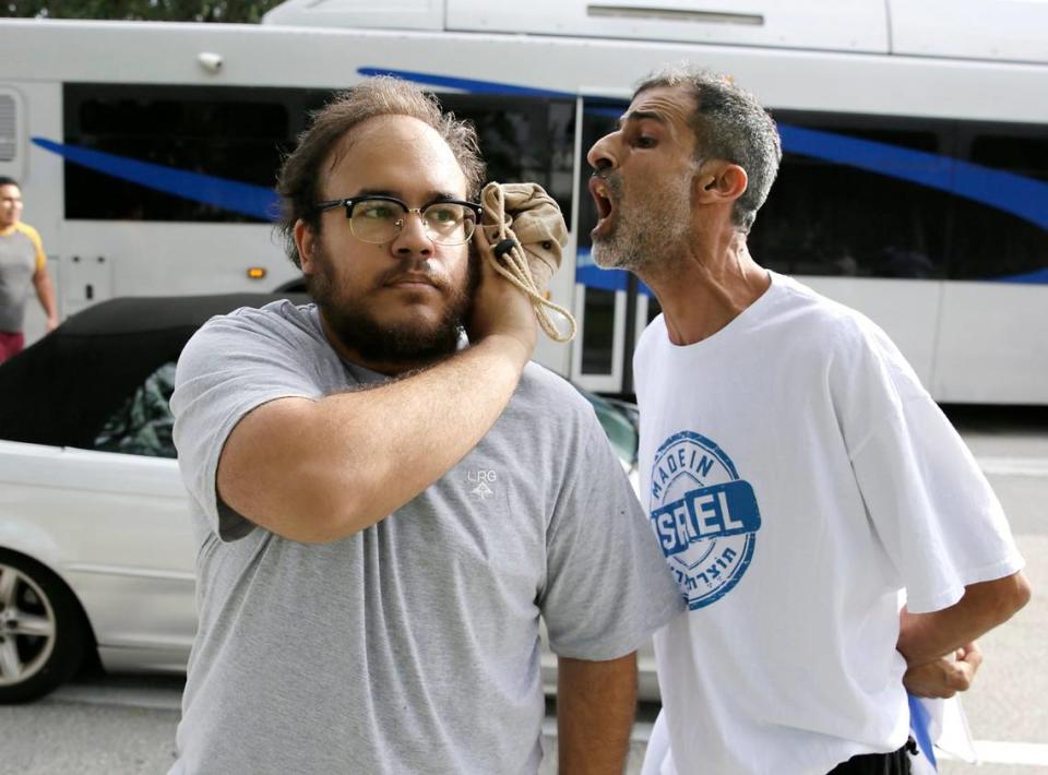 Un partidario de Israel gritándole en el oído a un partidario de los palestinos en Fort Lauderdale el 8 de octubre de 2023.