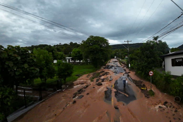 Vista aérea de una carretera inundada después de fuertes lluvias en la ciudad de Encantado, Rio Grande do Sul