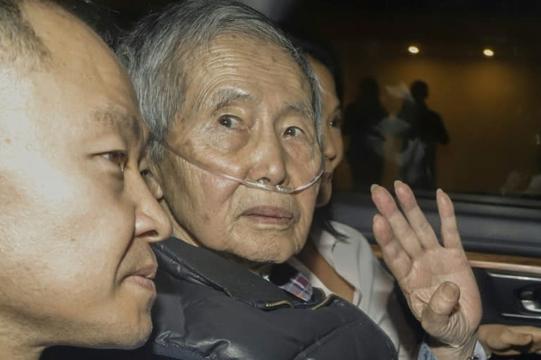 El expresidente de Perú (1990-2000) Alberto Fujimori, sentado entre sus hijos Kenji (I) y Keiko a su salida de la prisión de Barbadillo, en las afueras de Lima, el 6 de diciembre de 2023 (Renato PAJUELO)