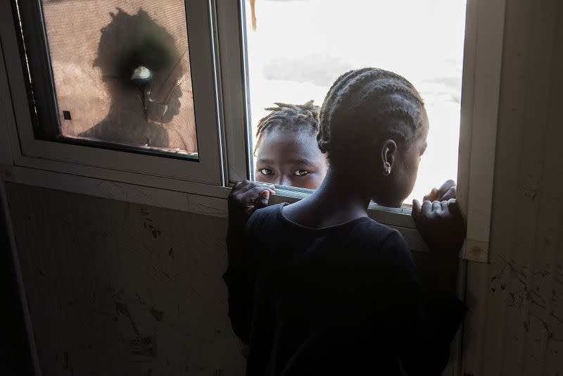 Unos niños en un campamento en el patio del ayuntamiento de Cité Soleil en Puerto Príncipe