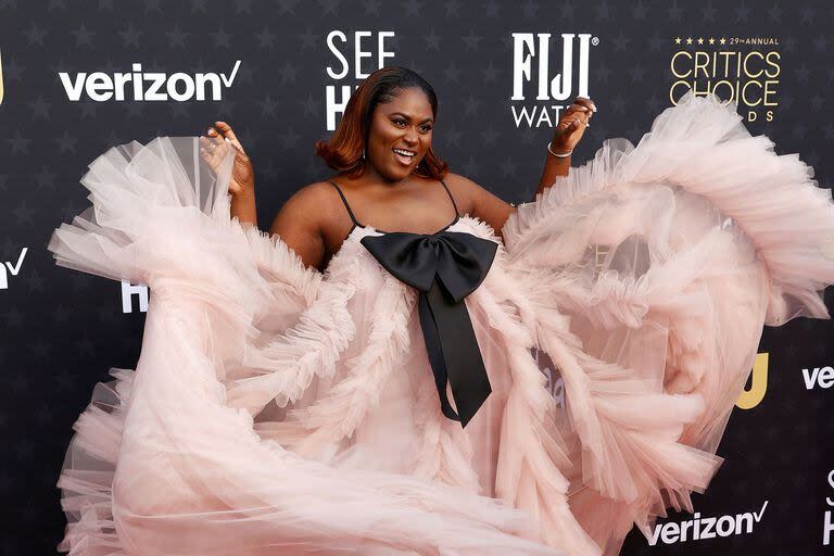 La actriz Danielle Brooks disfrutó de la alfombra roja y se lució con su vestido de tul en rosa viejo de Monsoori and Norman Silverman