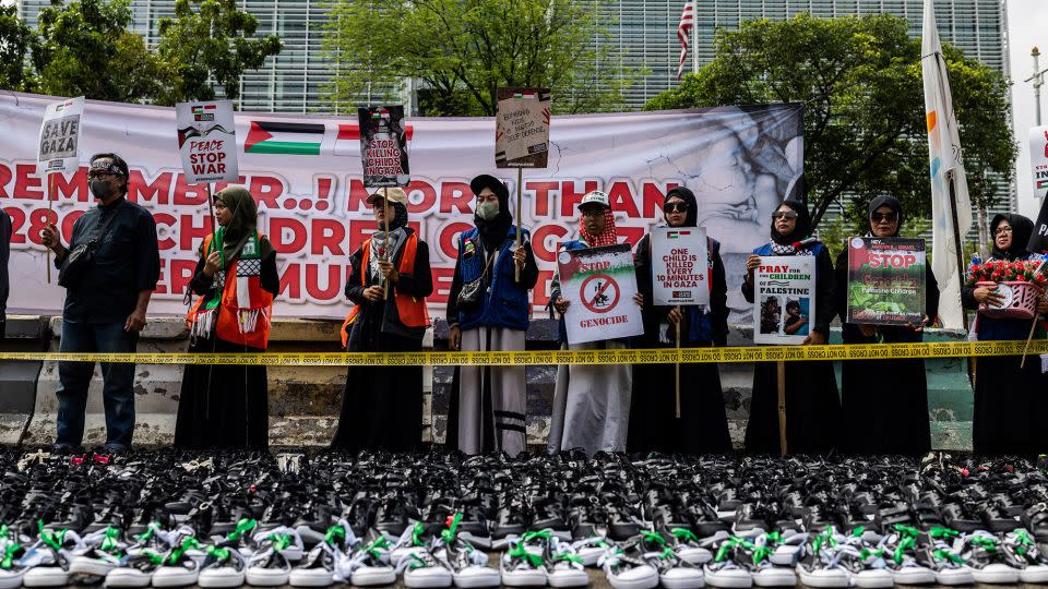 Indonesian Muslims gather outside the US embassy in support of Palestinians in Jakarta, Indonesia on January 15. - Garry Andrew Lotulung/Anadolu/Getty Images