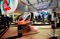 <p>No es un helicóptero, sino un dron gigante que la compañía Oredoo vende como el primer taxi volador. Utiliza la red 5G y tiene previsto usarse en el Mundial de 2022. En el vehículo pueden viajar hasta dos personas a la vez en viajes de 20 minutos y su autonomía alcanza los 130 kilómetros. (Foto: Miquel Llop / Getty Images). </p>