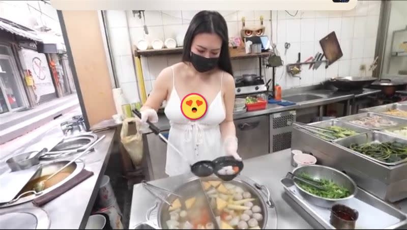 女店員親自將餐點送到黑男的餐桌，待客相當親切有禮。（圖／翻攝自黑男YouTube）