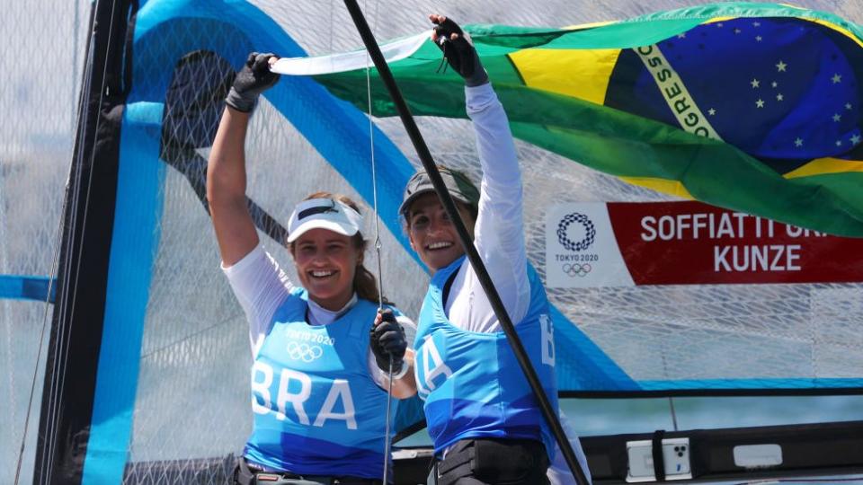 Martine Grael (der.) and Kahena Kunze