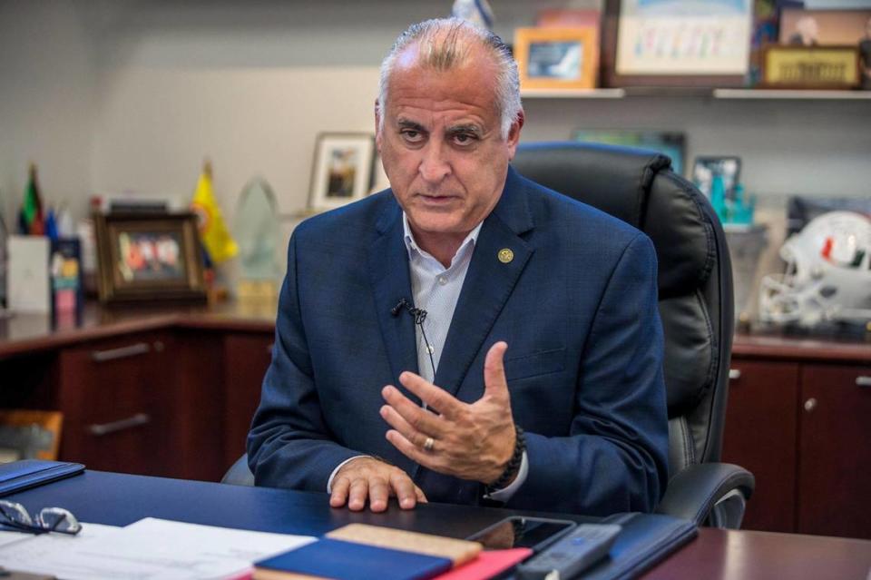 El alcalde de Hialeah, Esteban Bovo Jr., entrevistado por el Nuevo Herald