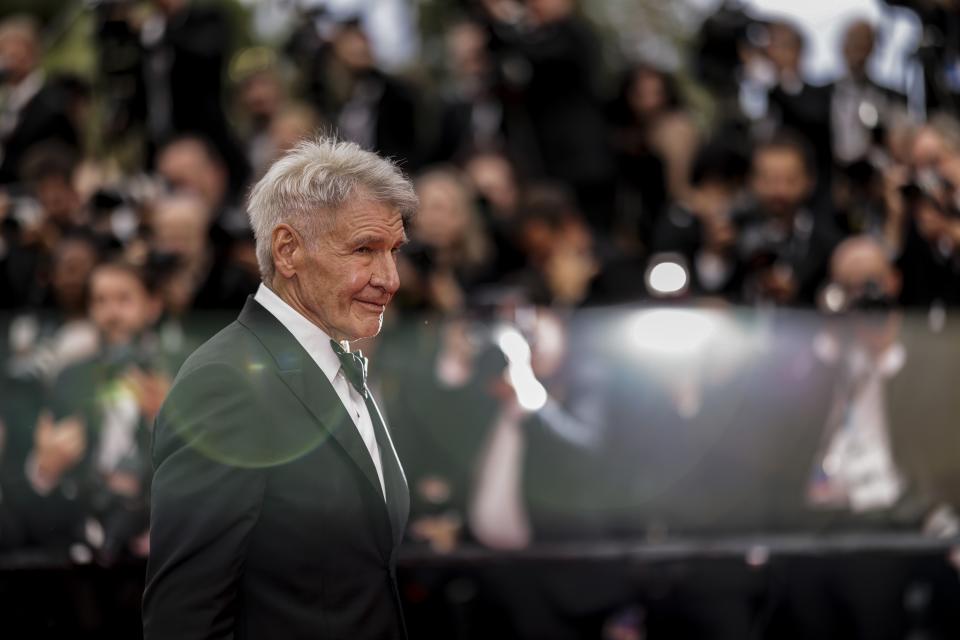 Harrison Ford posa a su llegada al estreno de la película "Indiana Jones and the Dial of Destiny" en la 76a edición del festival internacional de cine de Cannes, en sur de Francia, el jueves 18 de mayo de 2023. (Foto Vianney Le Caer/Invision/AP)