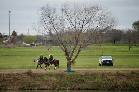 U.S. border agents patrol the banks of Rio Bravo as seen from Piedras Negras, Mexico, February 8, 2019. REUTERS/Alexandre Meneghini