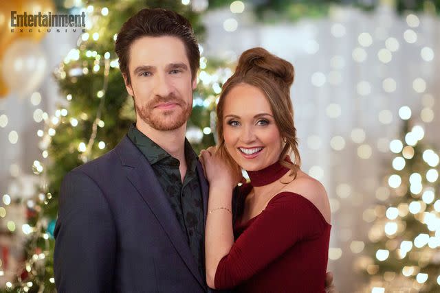 2023 Hallmark Media/Photographer: Courtesy of Johnson Production Group Amber Marshall, Ben Mehl in 'My Christmas Guide'