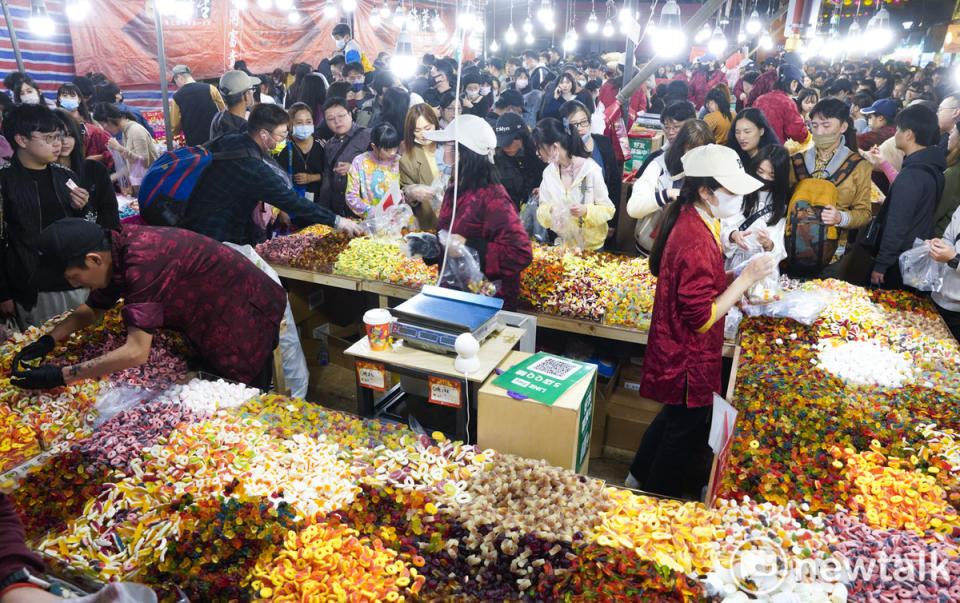 台北年貨大街擠滿了踩購各式年貨的人潮。   圖：張良一/攝