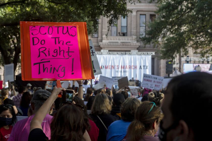 ARCHIVO - Un grupo de personas participan en un mitin en favor del aborto, el 2 de octubre de 2021, en Austin, Texas. (AP Foto/Stephen Spillman, archivo)