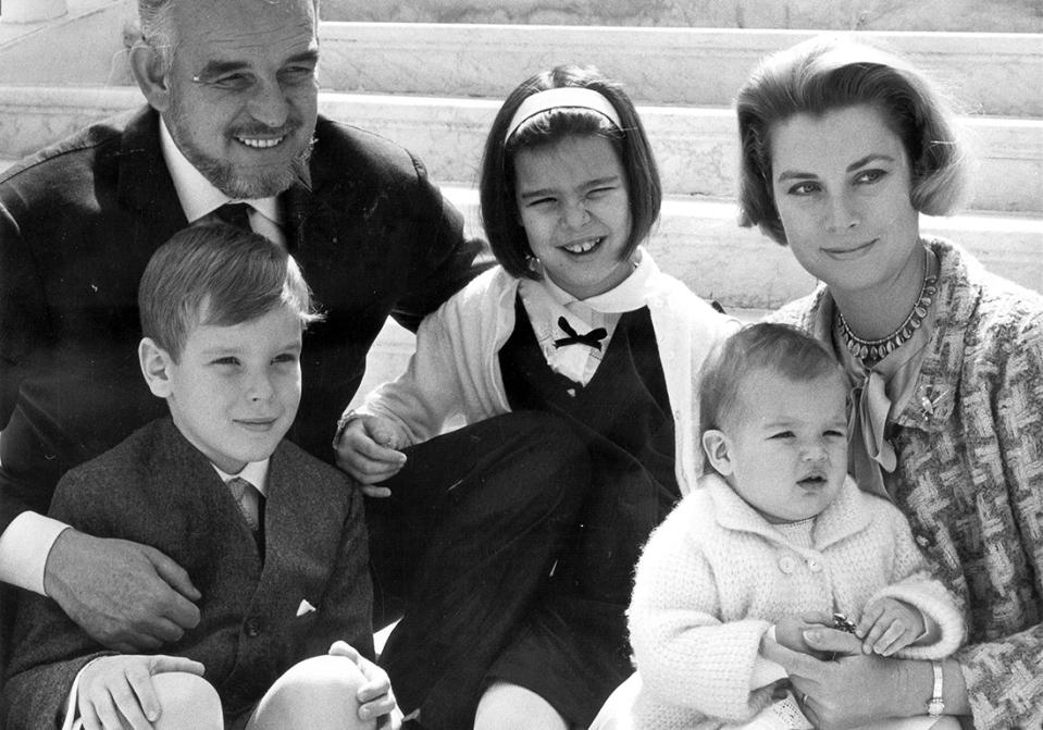 <p>La famille princière de Monaco au complet, Rainier III, Grace et leurs trois enfants, Caroline, Albert et Stéphanie.</p><br>