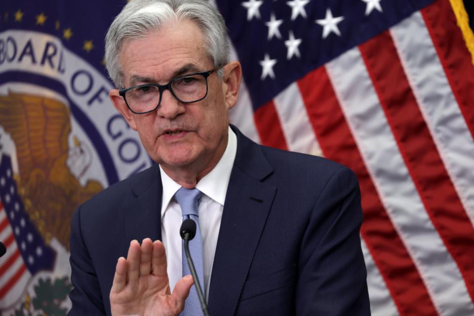 Die US-Notenbank Fed und ihr Präsident Jerome Powell entscheiden über die Leitzinsen in den USA.  - Copyright: Alex Wong/Getty Images)