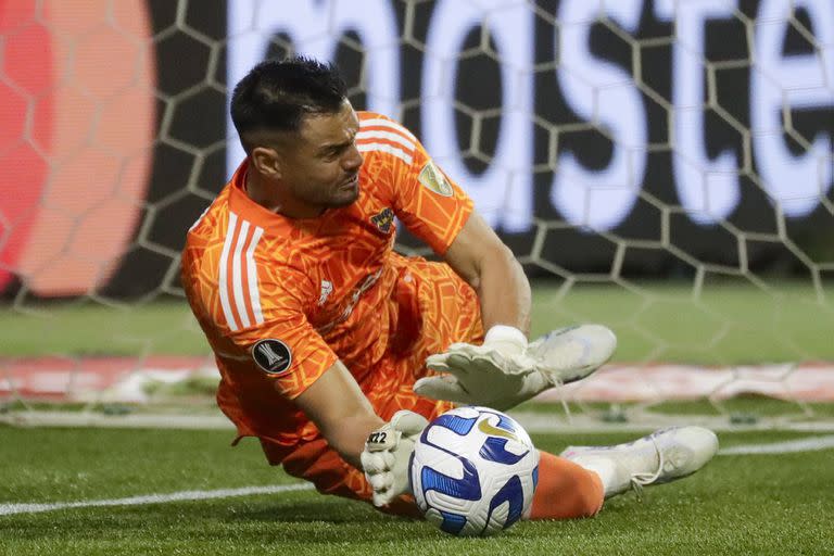 Sergio Romero ataja el penal ejecutado por Gustavo Gómez, el segundo que detuvo en la serie de definición ante Palmeiras