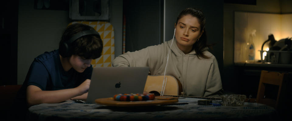 Orén Kinlan and Eve Hewson in 