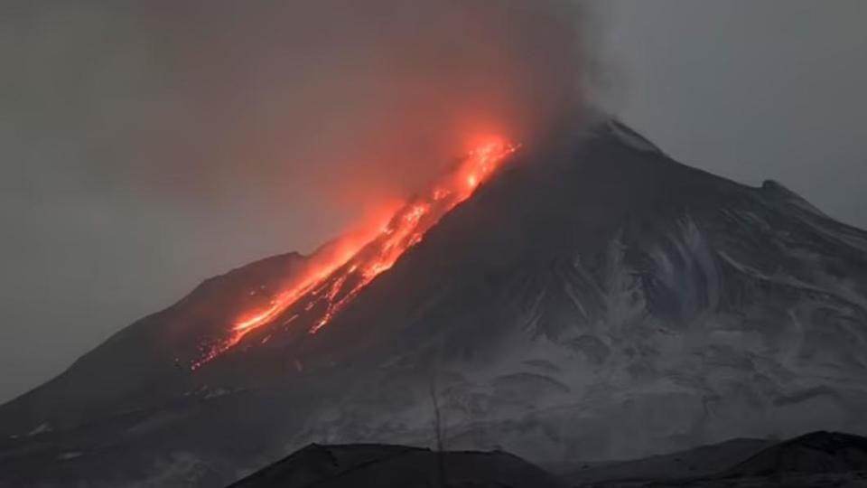 堪察加半島最大、最活躍的舍維留奇火山11日噴發。（圖／翻攝自《每日郵報》）