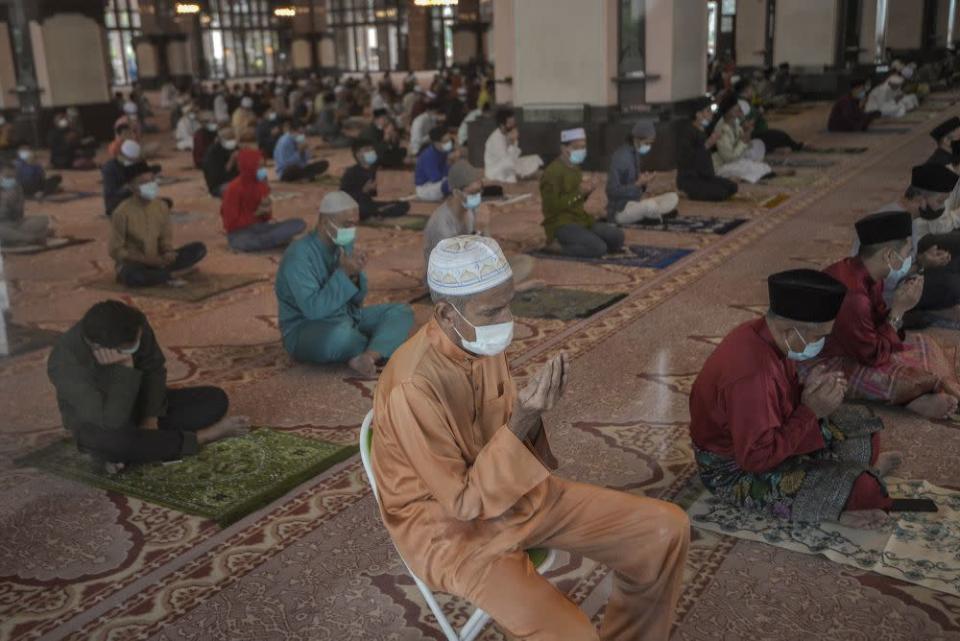 Malaysian Muslims observe social distancing while performing Aidiladha prayers at the Putra Mosque in Putrajaya July 31, 2020. &#x002014; Picture by Shafwan Zaidon
