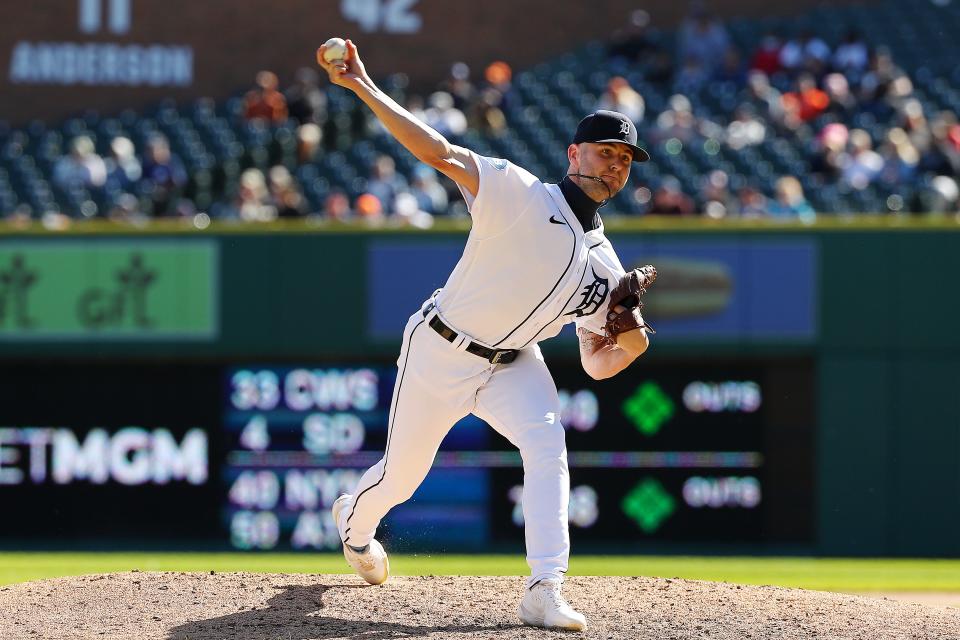 El derecho de los Tigres, Alex Lange, lanza un lanzamiento en la octava entrada el 2 de octubre de 2022 contra los Mellizos en el Comerica Park de Detroit.