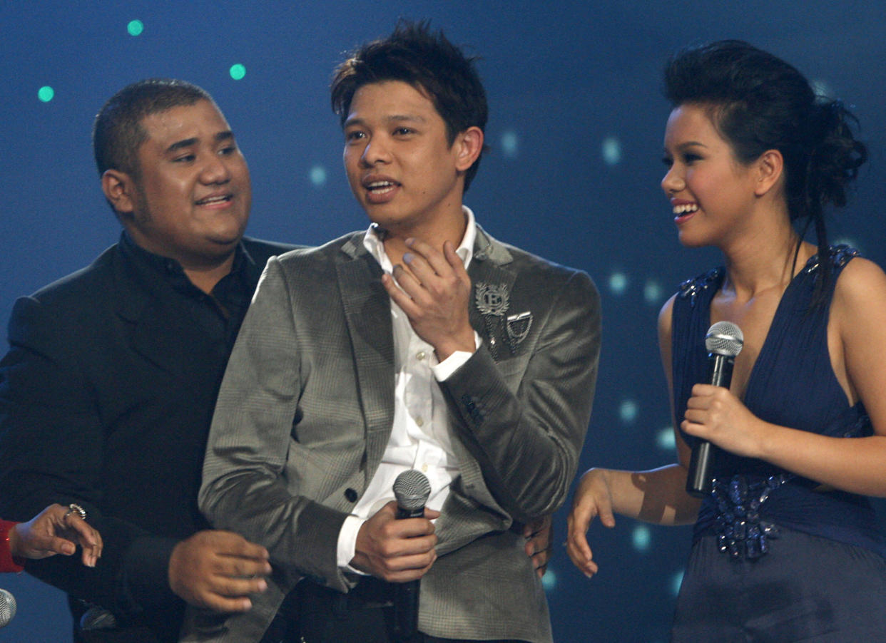 Singapore's Hady Mirza (C), 28, celebrates next to Indonesia's Mike Mohede (L) and Vietnam's   Phuong Vy after winning the first Asian Idol held in Jakarta December 16, 2007. Six Asian countries including India, Indonesia, Malaysia, Philippines, Singapore and Vietnam participated in the inaugural Asian Idol contest. REUTERS/Crack Palinggi (INDONESIA)