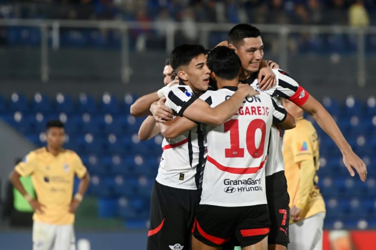 Con gol del veterano Oscar Cardozo (derecha), que celebra con sus compañeros en la foto, Libertad de Paraguay venció en Asunción 2-0 a Católica de Ecuador por playoffs de la Copa Sudamericana que tuvo empates de Boca-Del Valle y Barcelona-Bragantino (Daniel DUARTE)