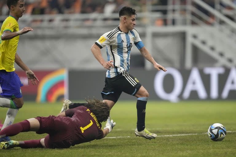 Gol de Echeverri a Brasil, en el Mundial Sub 17, donde el juvenil de River despertó los ojos del planeta futbolero