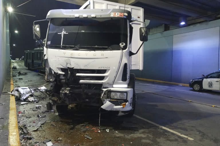 choque  entre tres vehículos en un viaducto a la altura de San Isidro