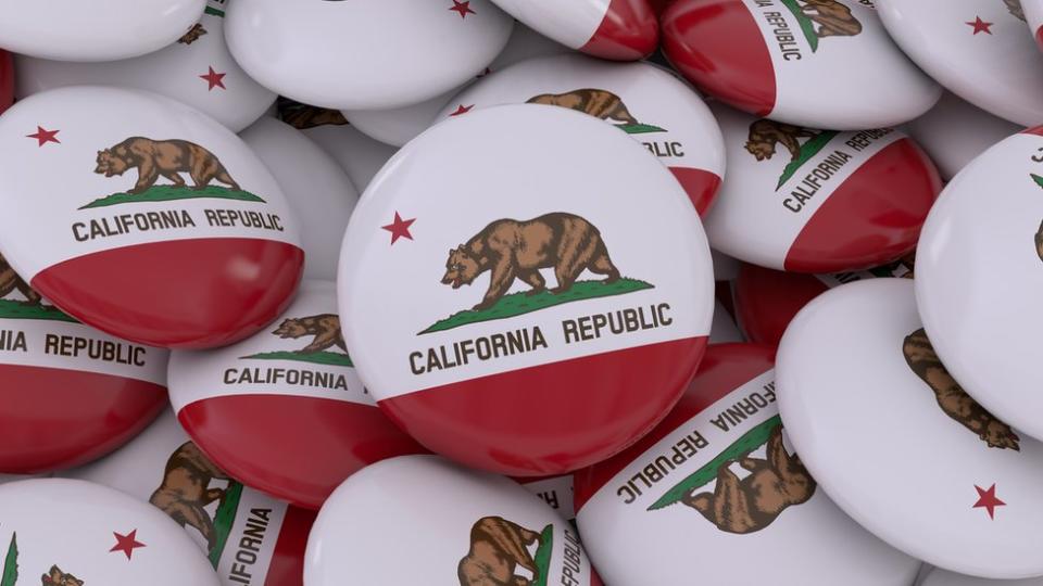 Chapas con la bandera de California.