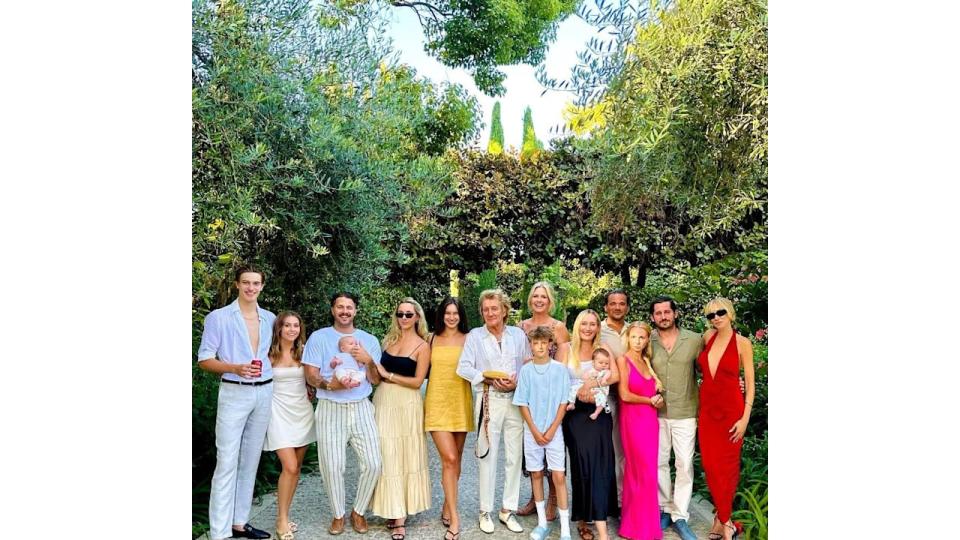 Family photo of Rod Stewart with all of his children and Penny Lancaster