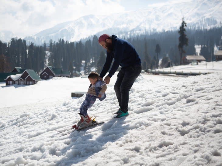 <span class="article__caption">An encouraging father helps his toddler to ski for the first time.</span> (Photo: Zishaan A. Latif)